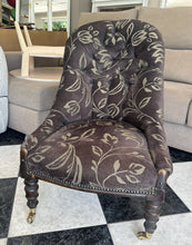 Load image into Gallery viewer, 1168 - Small vintage chair.
