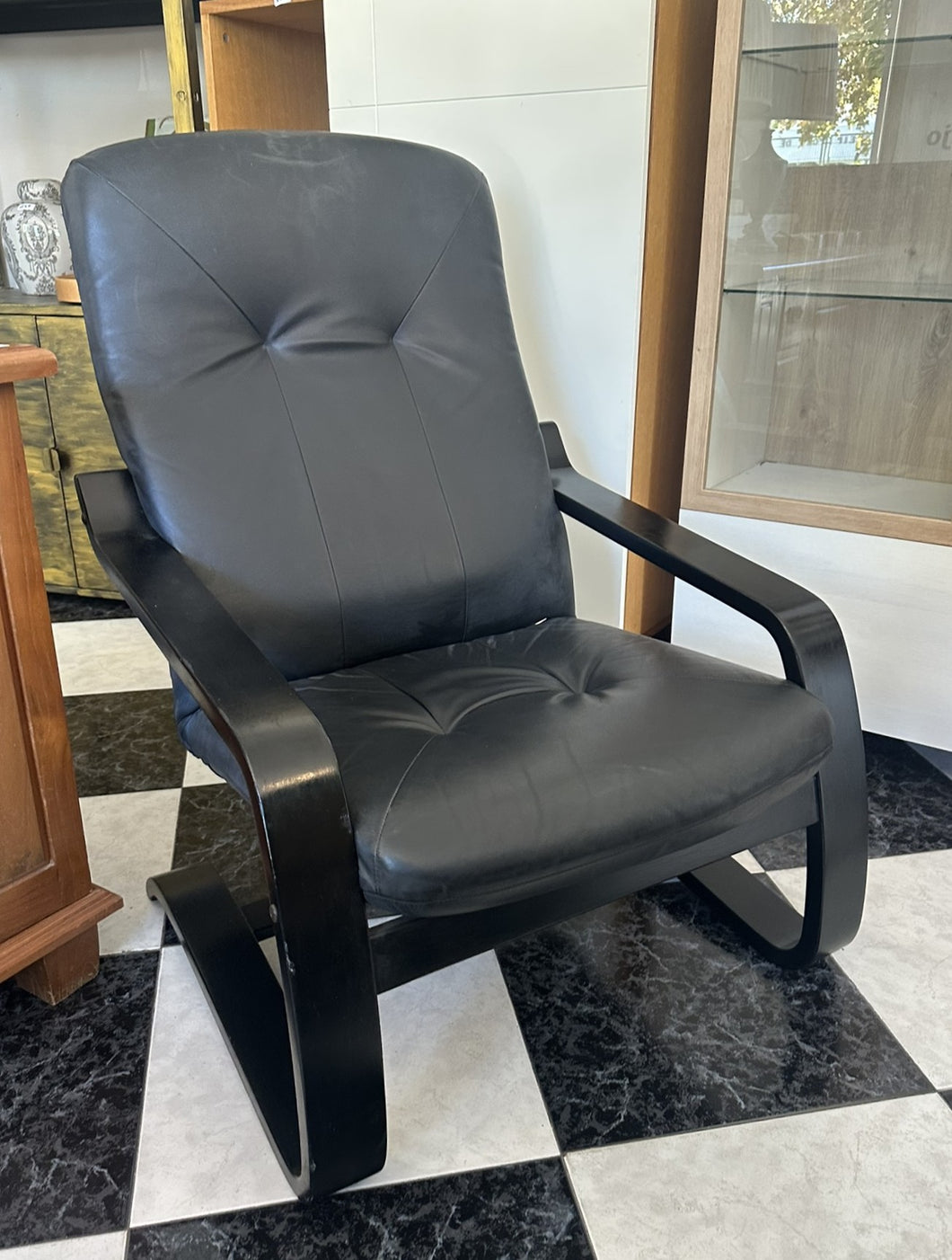 1033 - Leather armchair (Very good condition, dust on the top of the chair on the photo is removed, photo will be replaced)
