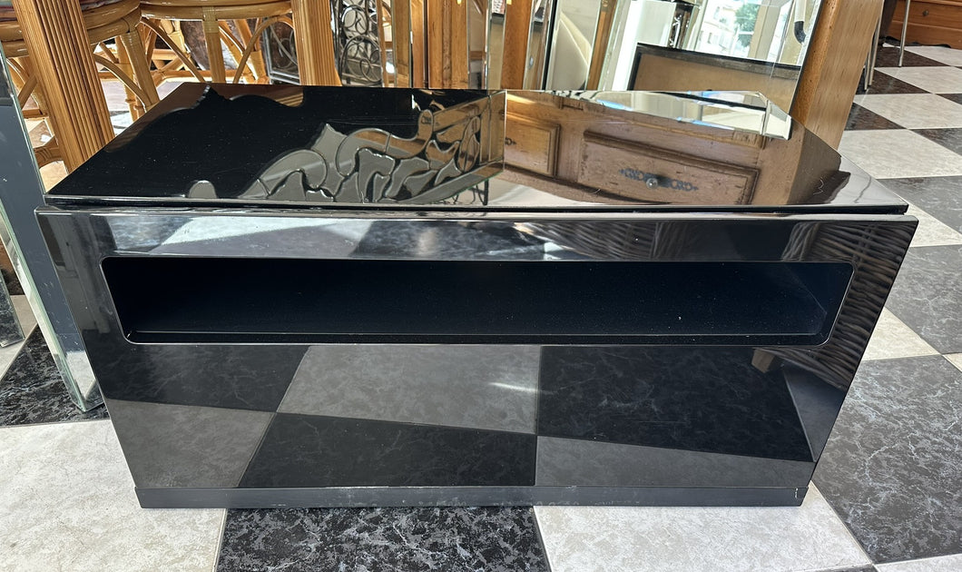 1019 - High gloss TV-table (matching sideboard Ref#1018) (91cm x 48cm, 45cm high)