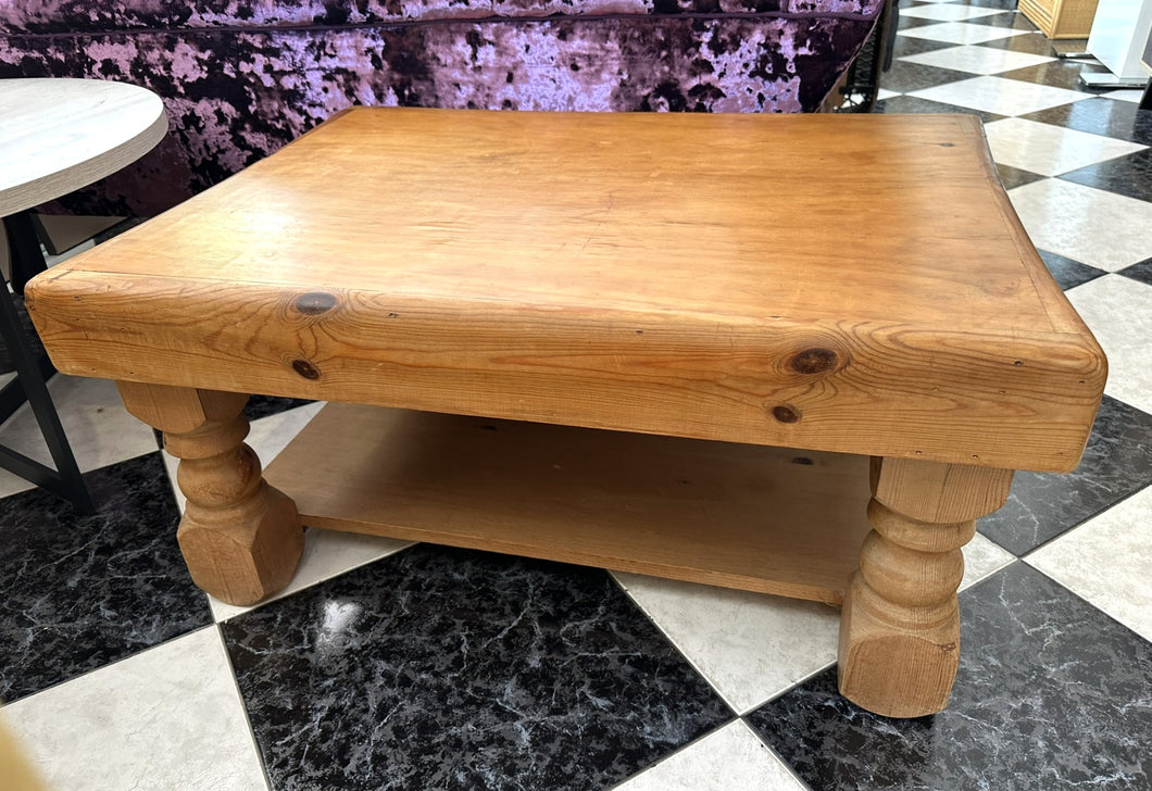 1060 - Rustic coffee table (88cm x 66cm, 42cm high)