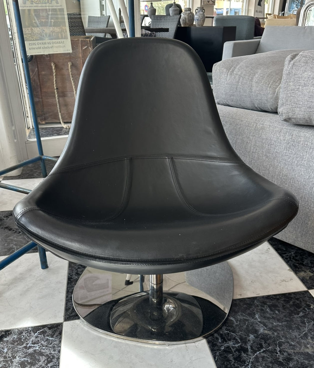 1044 - Leather swivel chair.