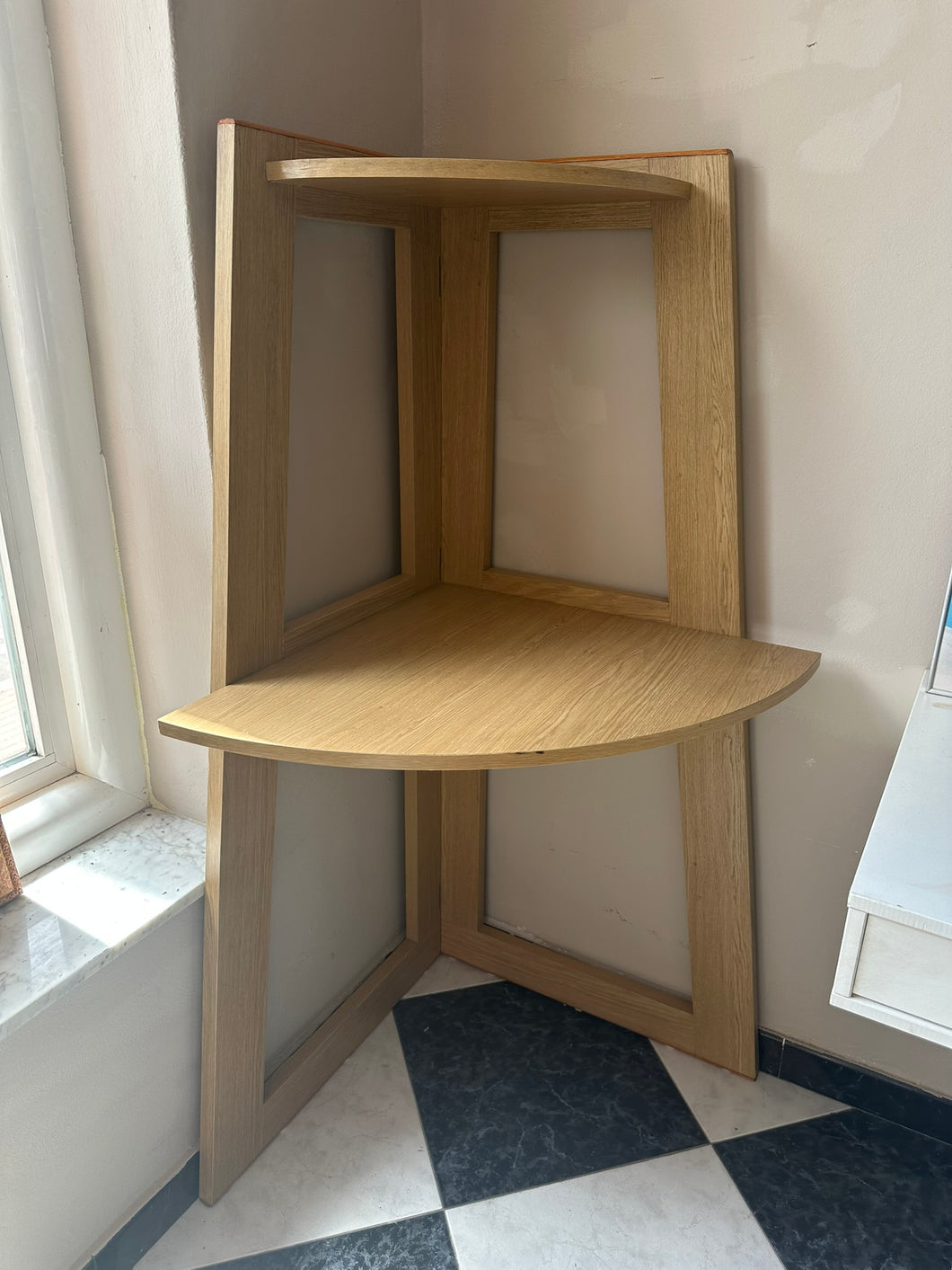 1077 - Corner shelf or small corner desk (Sides: 63cm, height 128cm)