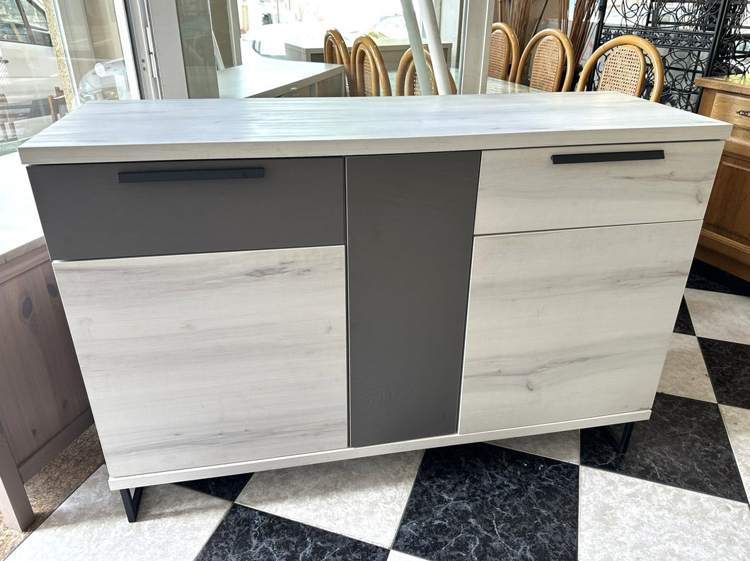 1040 - Sideboard that came in last week, now with more photos and measurements! Very solid and in very good condition! (139cm x 46cm, 92cm high)