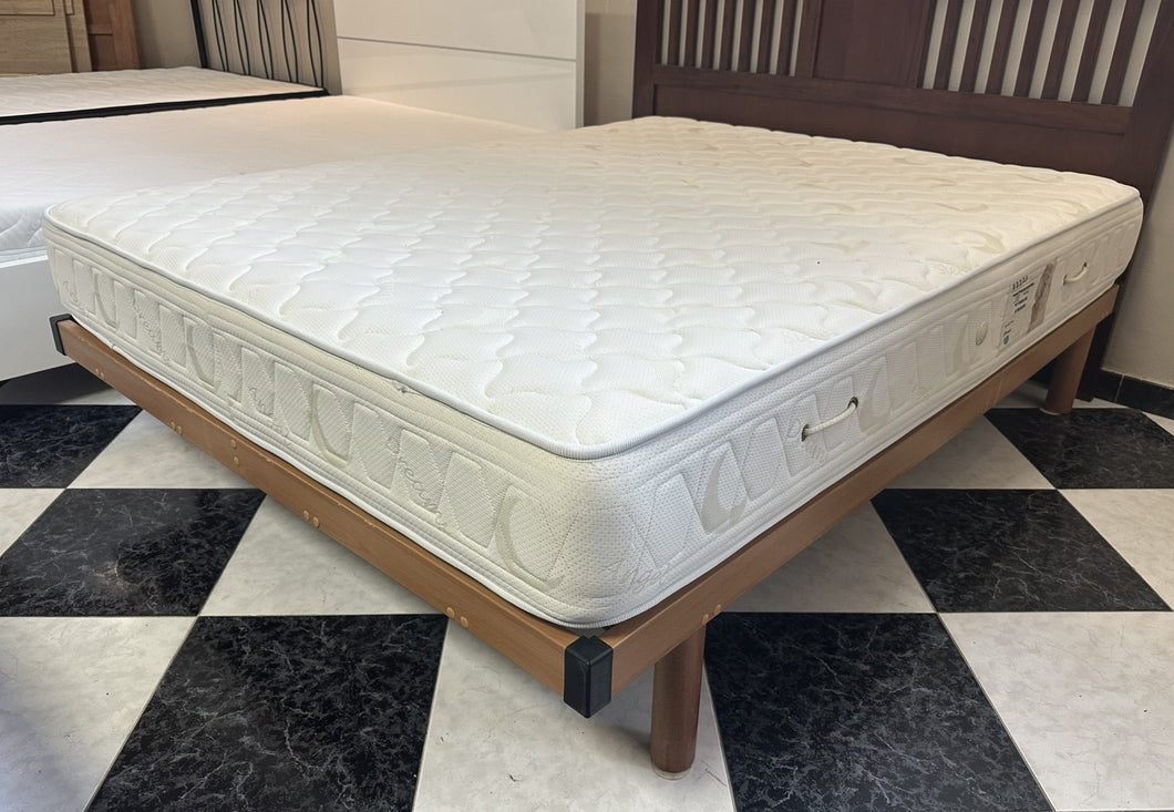 1096 - Mattress in very good condition (150cm x 190cm) + wooden base.