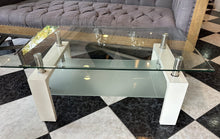 Cargar imagen en el visor de la galería, 1103 - Glass and chrome coffee table (100cm x 60cm, 44cm high).
