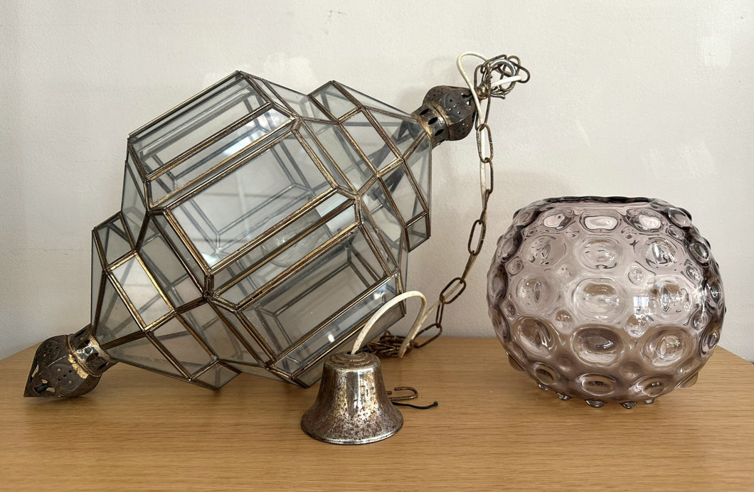 1043 - Left: Ceiling lamp (64cm) 45€, pink vase (21cm high) 25€.