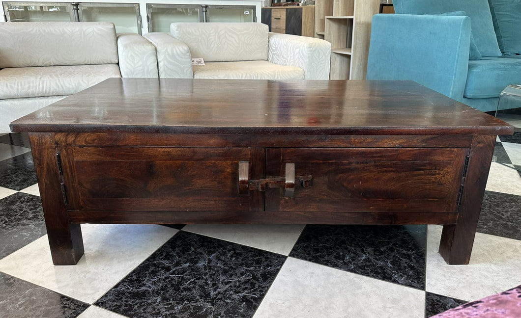 1058 - Rustic wooden solid coffee table (135cm x 75cm, 47cm high)