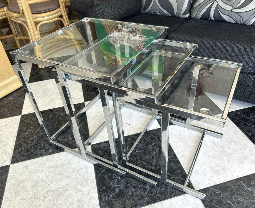1047 - Glass / chrome nest of tables (Biggest table: 51cm x 51cm, 55cm high)