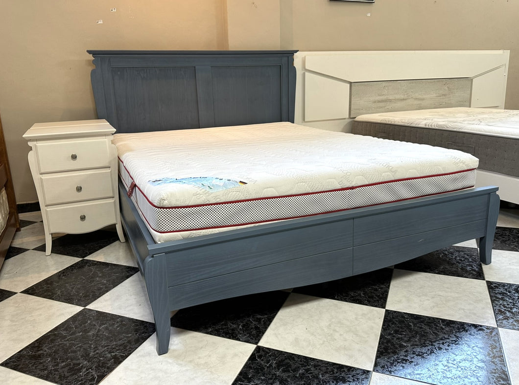 1088 - Blue wooden bed frame + good quality mattress (160cm x 200cm, very good condition!) + 2 bedsides!