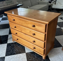 Cargar imagen en el visor de la galería, 1177 - Pine chest of drawers (100cm x 45cm, 76cm high)
