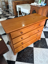 Cargar imagen en el visor de la galería, 1177 - Pine chest of drawers (100cm x 45cm, 76cm high)
