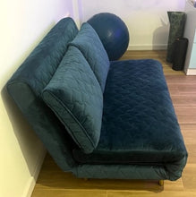 Cargar imagen en el visor de la galería, 1016 - Small bed sofa in good condition! (120cm and when folded out as bed 120cm x 189cm)
