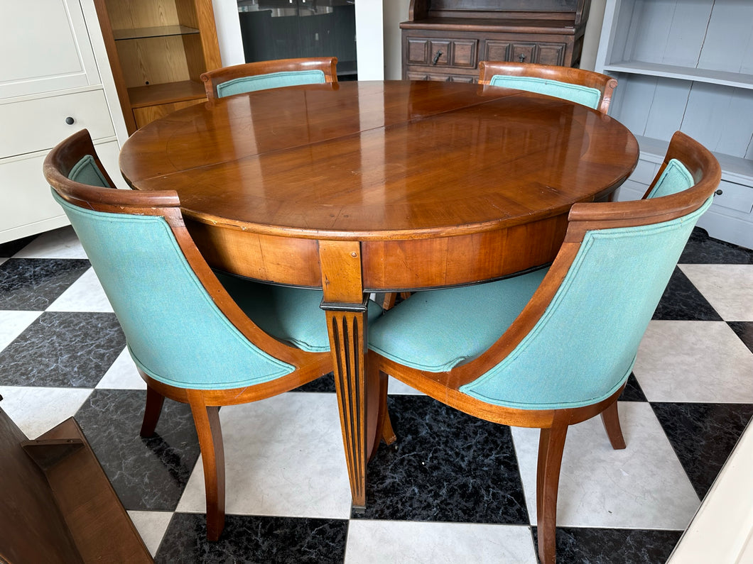 1057 - Vintage round EXTENDIBLE dining table + 4 chairs. (Round: 120cm. Extended oval shape: 120cm x 190cm)