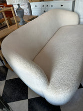 Cargar imagen en el visor de la galería, 1002 - Cream curved bouclé sofa (200cm).

