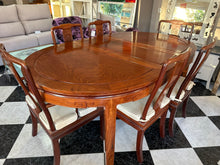 Cargar imagen en el visor de la galería, 1048 - Very nice high quality rosewood oriental dining table (144cm x 112cm, 00: 188cm x 112cm + 4 chairs + 2 carvers + cushions.
