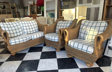 Cargar imagen en el visor de la galería, 1004 - Rattan suite (sofa 142cm x 2 armchairs)
