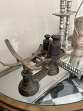 Cargar imagen en el visor de la galería, 1126 - Misc items - Vintage cast-iron balance scales with weights 55€, Candle sticks 35€ for both (32cm), mirrored tray 35€ (48cm x 32cm), Antique watering can 35€.
