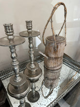Cargar imagen en el visor de la galería, 1126 - Misc items - Vintage cast-iron balance scales with weights 55€, Candle sticks 35€ for both (32cm), mirrored tray 35€ (48cm x 32cm), Antique watering can 35€.
