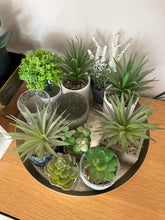 Cargar imagen en el visor de la galería, 1147 - Artificial flower arrangements. (Left: 25€, Right: 35€)
