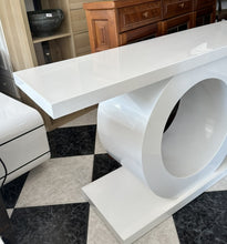 Load image into Gallery viewer, 1006 - High quality high gloss white console table / side board (140cm x 40cm, 78cm high)
