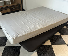 Cargar imagen en el visor de la galería, 1177 - Mattress + tapi base, all in good condition! (135cm x 200cm)
