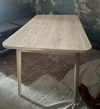 Load image into Gallery viewer, 1130 - Dining table (EXTENDIBLE!!) in very good condition (148cm x 84cm or 178cm x 84cm).
