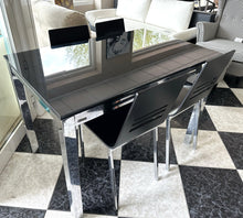 Cargar imagen en el visor de la galería, 1078 - Black glass EXENDIBLE dining table (135cm x 90cm or 170cm x 90cm) + 4 chairs.
