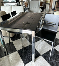 Cargar imagen en el visor de la galería, 1078 - Black glass EXENDIBLE dining table (135cm x 90cm or 170cm x 90cm) + 4 chairs.

