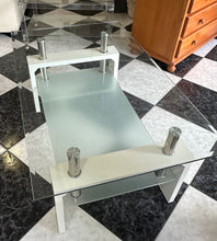 Cargar imagen en el visor de la galería, 1103 - Glass and chrome coffee table (100cm x 60cm, 44cm high).
