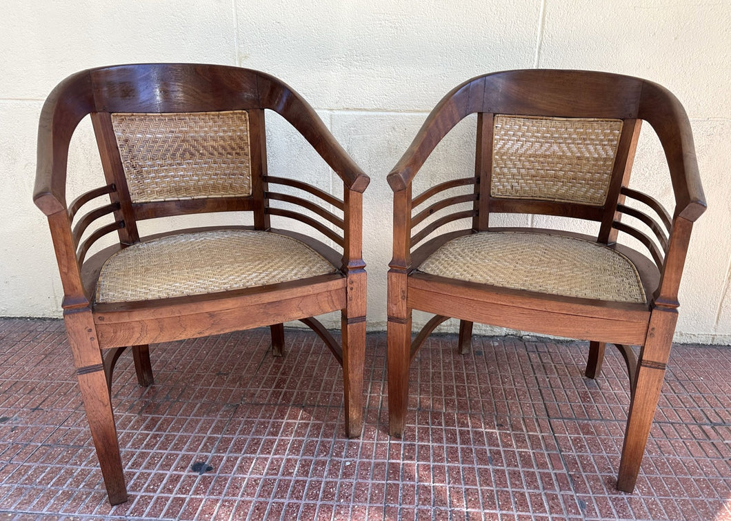 1020 - Two very nice rustic chairs. 145€ for both