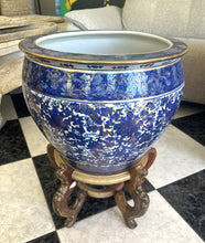 Load image into Gallery viewer, 1073 - Left: Pot 85€, Right: Pot + stand. 125€ (36cm high. With stand 60cm high. Diameter: 41cm)
