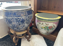 Load image into Gallery viewer, 1073 - Left: Pot 85€, Right: Pot + stand. 125€ (36cm high. With stand 60cm high. Diameter: 41cm)

