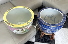 Load image into Gallery viewer, 1073 - Left: Pot 85€, Right: Pot + stand. 125€ (36cm high. With stand 60cm high. Diameter: 41cm)
