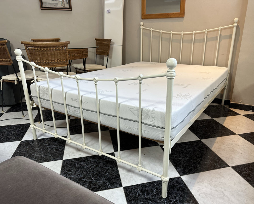 1053 - White iron bed + mattress, good condition! (135cm x 190cm)