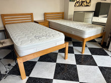 Load image into Gallery viewer, 1040 - Set of oak single beds! Consisting of two oak frames, good quality mattresses and bedside table! All in very good condition!
