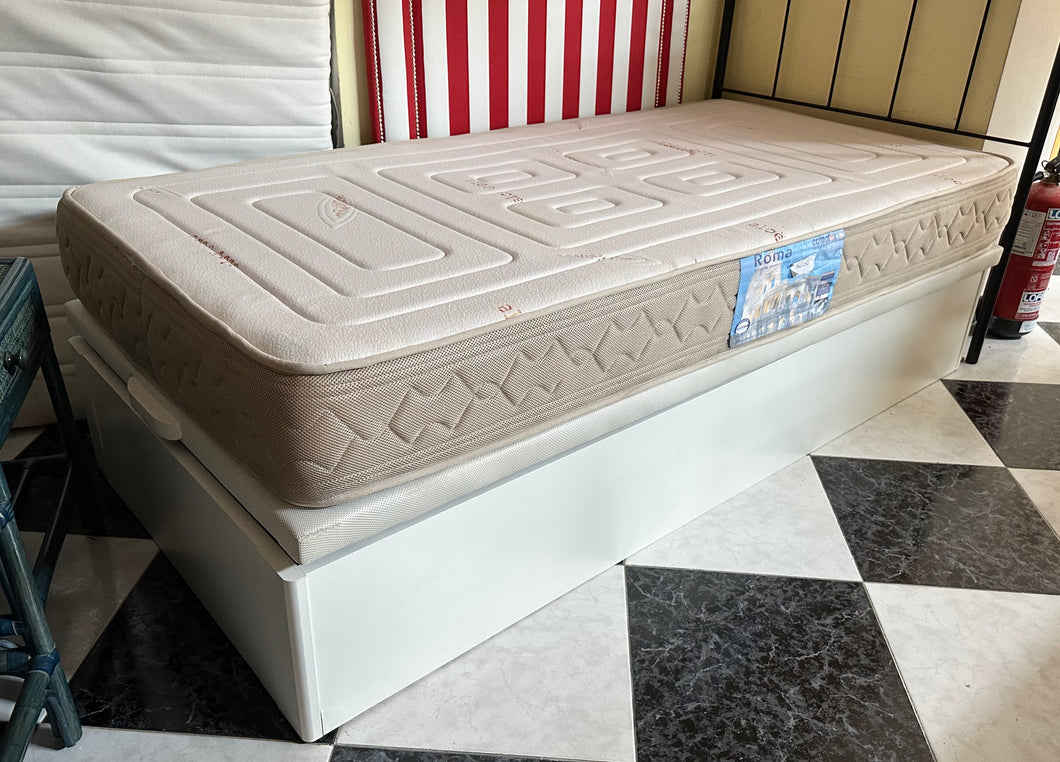 1075 - Single canape (lift up base) + mattress! Very good condition (just bad photos) (90cmx190cm)