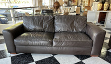 Cargar imagen en el visor de la galería, 1008 - Leather sofa suite, consisting of 2-seater sofa (148cm)  and 3-seater sofa (200cm).
