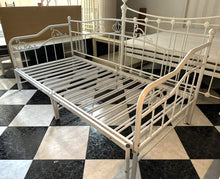 Load image into Gallery viewer, 1088 - Day bed (extends to double bed) with 2 mattresses (90cm x 200cm)
