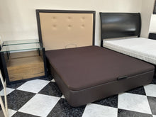 Cargar imagen en el visor de la galería, 1013 - Canapè (lift up base) + mattress (nice and clean! 160cm x 200cm) + headboard (160cm wide, 131cm high) + 2 bedside tables (70cm x 45cm, 61 cm high)
