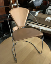 Cargar imagen en el visor de la galería, 1108 - Round wooden dining table (65€) + 6 chairs (165€). Or both 200€
