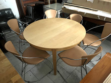 Cargar imagen en el visor de la galería, 1108 - Round wooden dining table (65€) + 6 chairs (165€). Or both 200€
