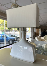Load image into Gallery viewer, 1079 - Large high quality lamp in very good condition (67cm high)
