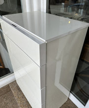 Cargar imagen en el visor de la galería, 1081 - White talll high gloss chest of drawers (65cm x 44cm, 105cm high)
