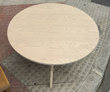Cargar imagen en el visor de la galería, 1160 - Wooden round coffee table (80cm)
