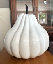 Cargar imagen en el visor de la galería, 1049 - Large porcelain pumpkin (45cm high)

