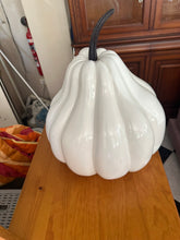 Cargar imagen en el visor de la galería, 1049 - Large porcelain pumpkin (45cm high)
