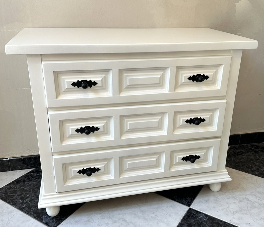 1040 - White Castilian chest of drawers (We have TWO in stock!) (90cm x 45cm, 73cm high)