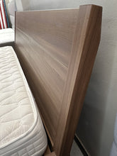 Cargar imagen en el visor de la galería, 1020 - Wooden (laminate!) bed frame + mattress (160cm x 200cm) good condition!
