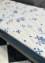 Cargar imagen en el visor de la galería, 1136 - Very comfortable mattress from Spezia + tapi (solid) base. Good condition! (120cm x 190cm) (topper also available, included)
