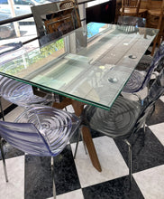 Cargar imagen en el visor de la galería, 1003 - High quality EXTENBILE (two leaves) glass table + 8 chairs. (160cm x 90cm or 240cm x 90cm)

